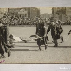 Coleccionismo deportivo: FOTOGRAFÍA DE FÚTBOL AÑO 1958 - BARCELONA EN EL CAMPO DE FÚTBOL DE LA U.D. SANS, 17X13CM. Lote 363721480