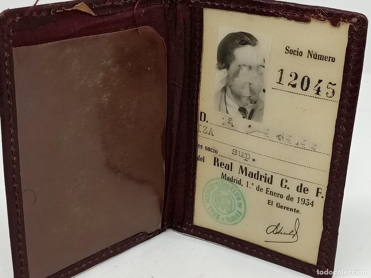 Coleccionismo deportivo: Dos carnets de socios del Real Madrid. - Foto 1
