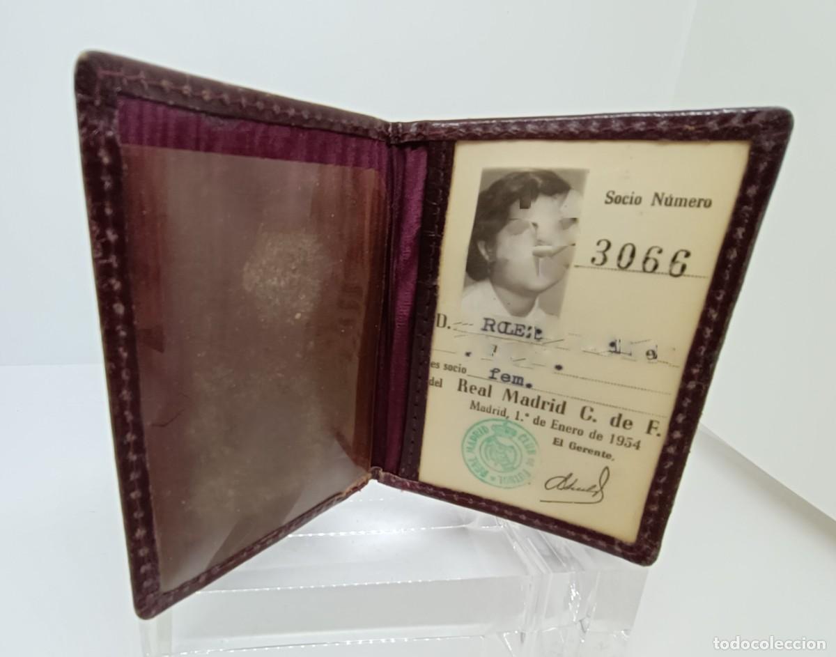 Coleccionismo deportivo: Dos carnets de socios del Real Madrid. - Foto 2