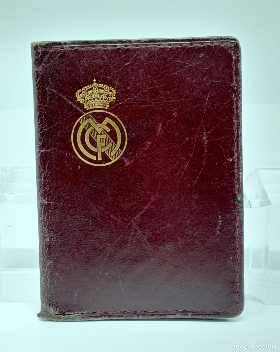 Coleccionismo deportivo: Dos carnets de socios del Real Madrid. - Foto 3