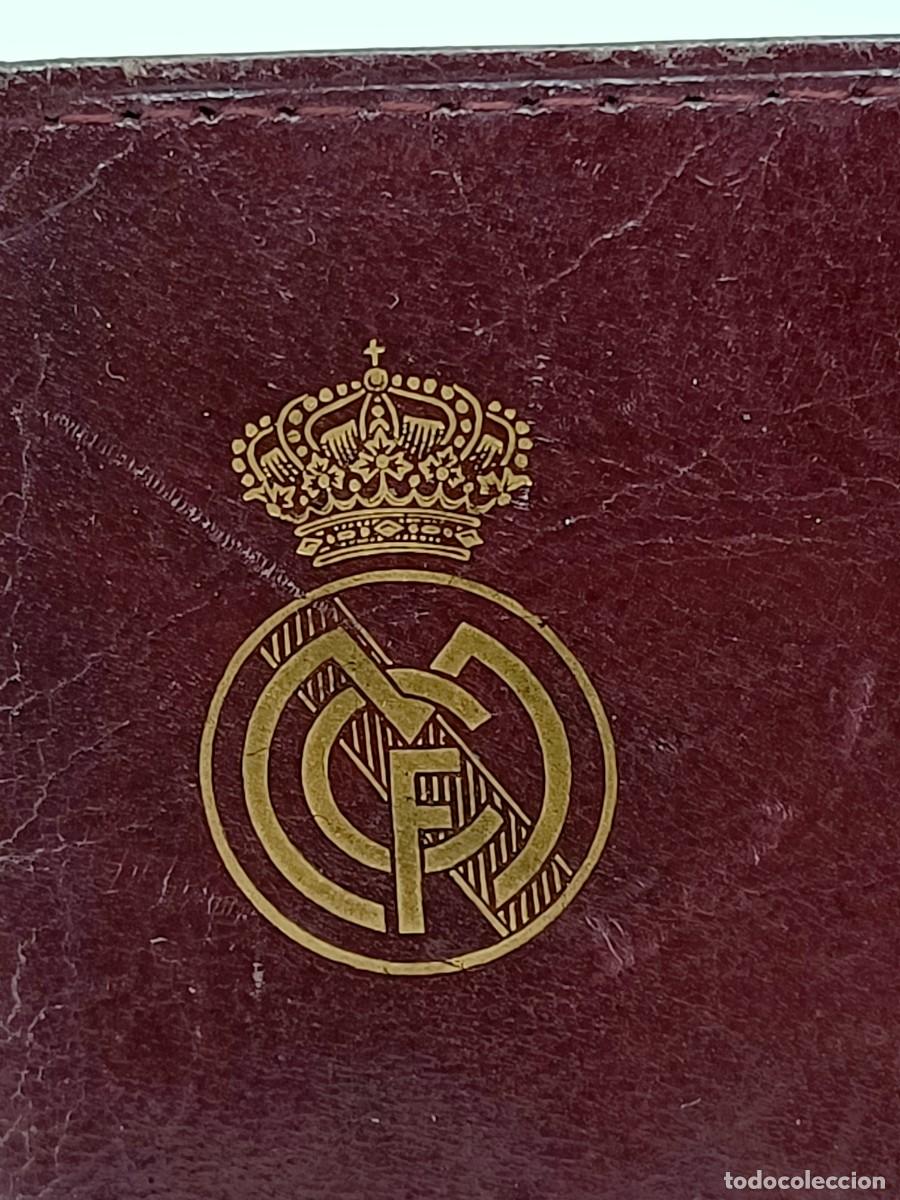 Coleccionismo deportivo: Dos carnets de socios del Real Madrid. - Foto 4
