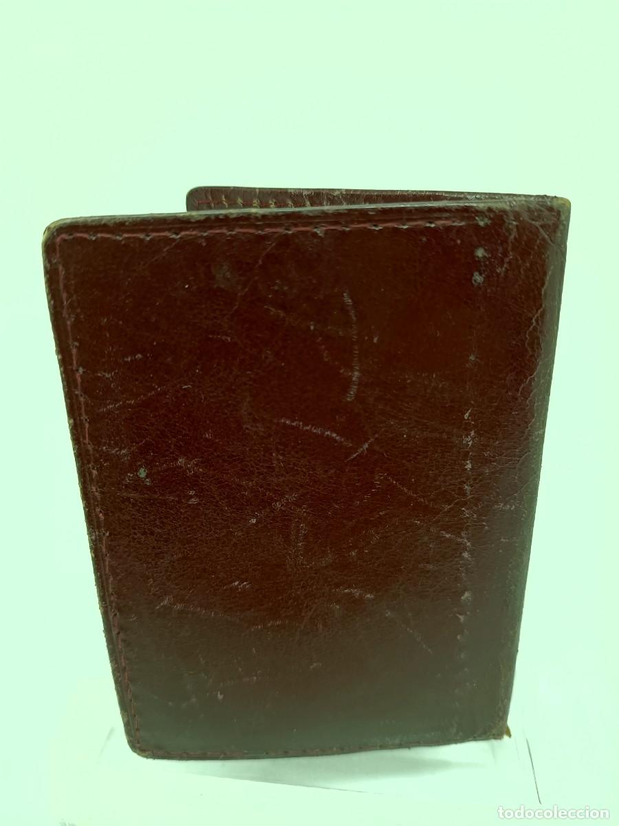 Coleccionismo deportivo: Dos carnets de socios del Real Madrid. - Foto 6