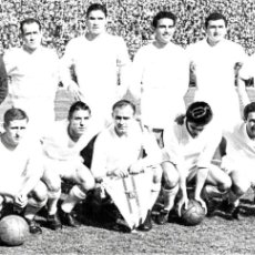 Coleccionismo deportivo: R. MADRID. ALINEACIÓN CAMPEÓN COPA DE EUROPA 1956-1957 EN EL BERNABÉU CONTRA LA FIORENTINA. FOTO
