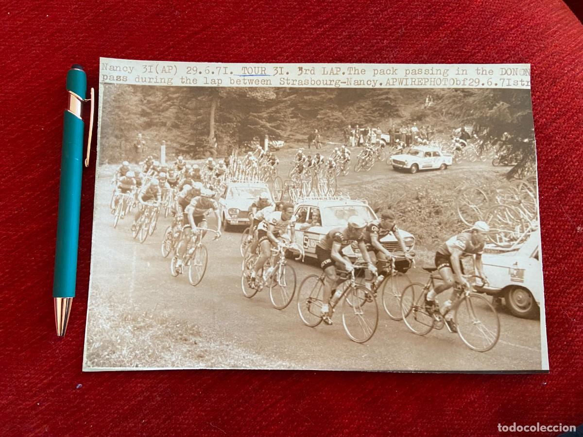 Coleccionismo deportivo: F24720 FOTO FOTOGRAFIA ORIGINAL CICLISMO COCHES (29-6-1971) TOUR FRANCIA
