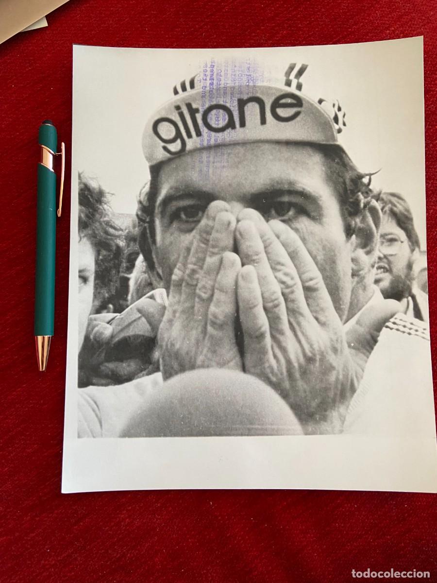 Coleccionismo deportivo: F24754 FOTO FOTOGRAFIA ORIGINAL CICLISMO TOUR FRANCIA 1980 BERNARD HINAULT ABANADO