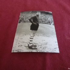Coleccionismo deportivo: FOTO MATE (11 X 15) ATH.CLUB BILBAO CON IRIBAR EN EL SANTIAGO BERNABEU