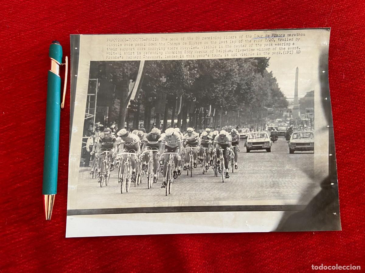 Coleccionismo deportivo: F24977 FOTO FOTOGRAFIA ORIGINAL CICLISMO TOUR FRANCIA 1975 EDDY MERCKX PELOTON