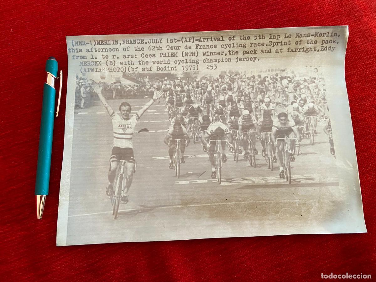 Coleccionismo deportivo: F24982 FOTO FOTOGRAFIA ORIGINAL CICLISMO TOUR FRANCIA 1975 CEES PRIEM EDDY MERCKX