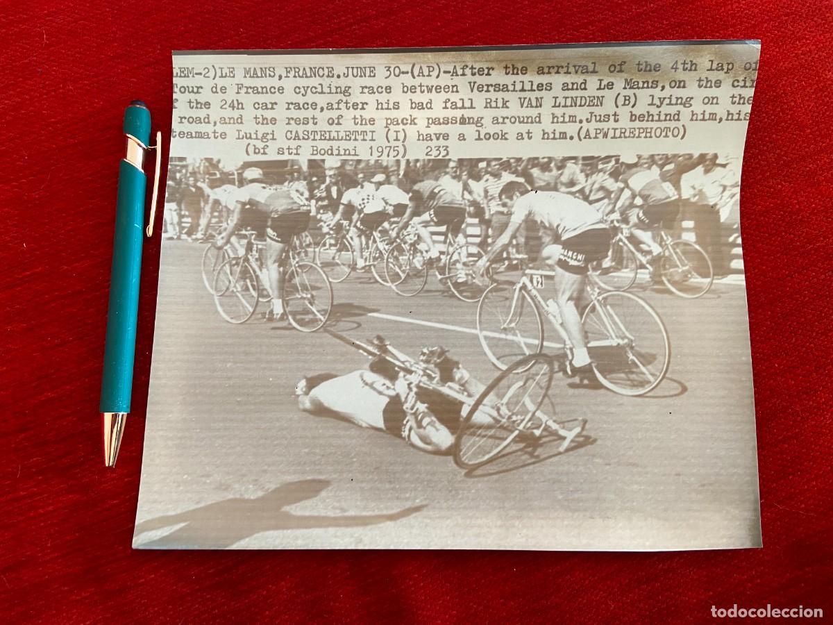 Coleccionismo deportivo: F24984 FOTO FOTOGRAFIA ORIGINAL CICLISMO TOUR FRANCIA 1975 RIK VAN LINDEN LUIGI CASTELLETTI