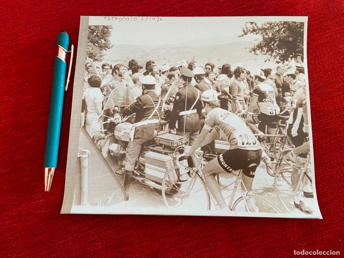Coleccionismo deportivo: F25106 FOTO FOTOGRAFIA ORIGINAL CICLISMO GIRO ITALIA 1974 POLICIA MOTOS