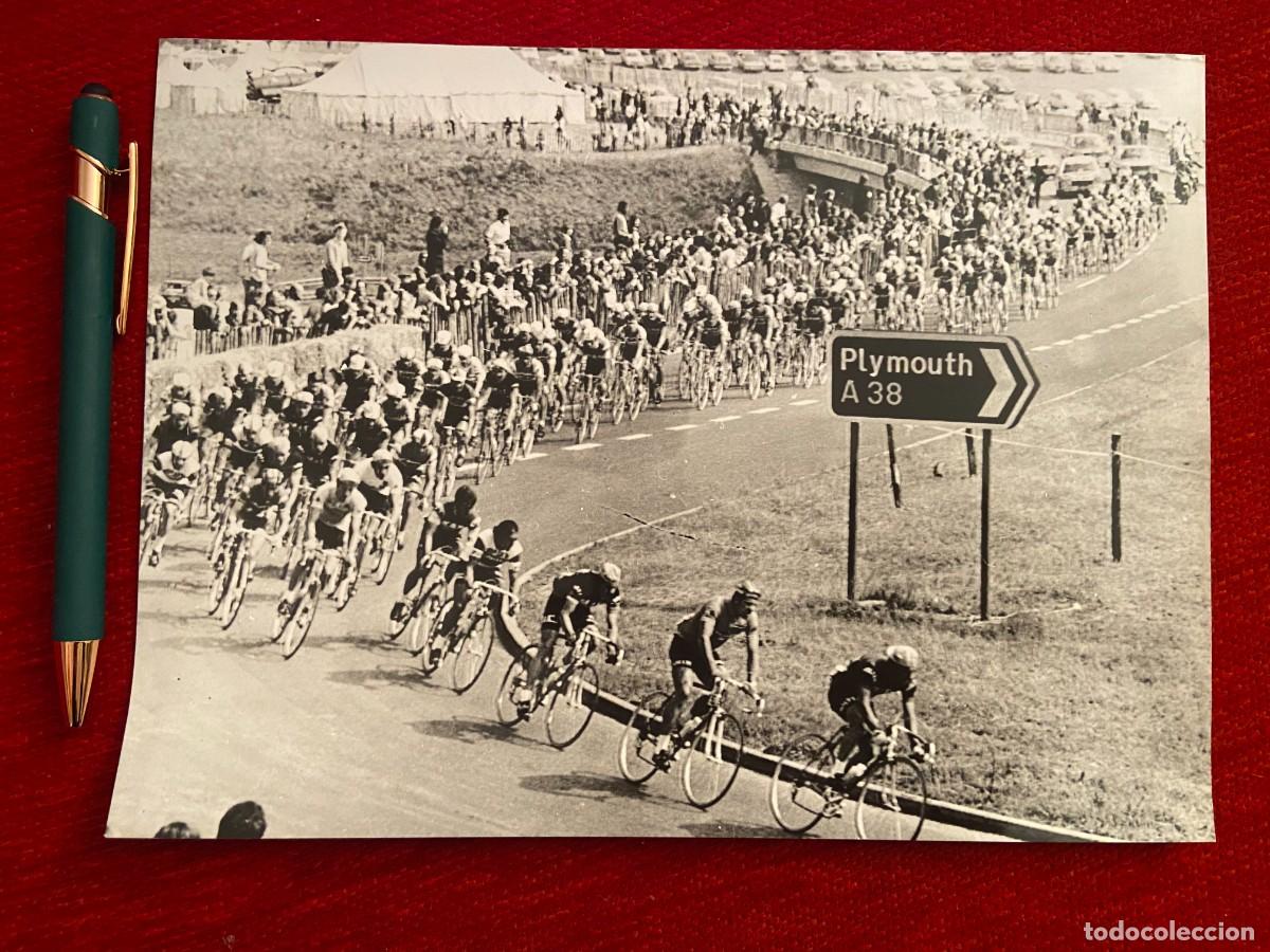 Coleccionismo deportivo: F25254 FOTO FOTOGRAFIA ORIGINAL CICLISMO TOUR FRANCIA (29-6-1974) PELOTON PLYMOUTH REINO UNIDO