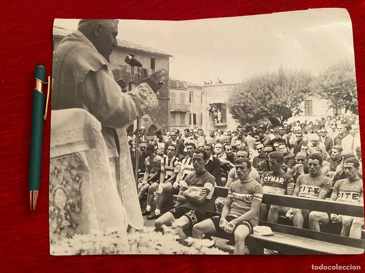 Coleccionismo deportivo: FF493 GRAN FOTO FOTOGRAFIA ORIGINAL CICLISMO GIRO ITALIA CURA MISA IGLESIA PELOTON