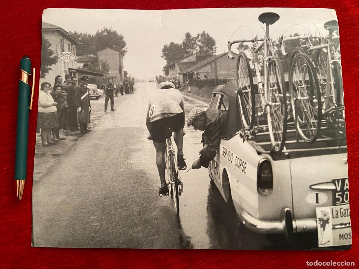 Coleccionismo deportivo: FF495 GRAN FOTO FOTOGRAFIA ORIGINAL CICLISMO GIRO ITALIA 1962 REPARANDO BICICLETA