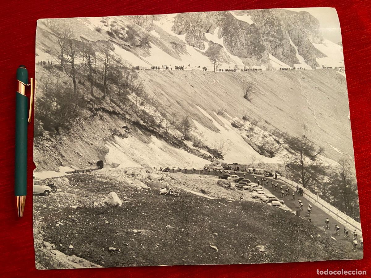 Coleccionismo deportivo: FF496 GRAN FOTO FOTOGRAFIA ORIGINAL CICLISMO GIRO ITALIA 1962 PANORAMICA ASCENSO MONTA&Ntilde;A