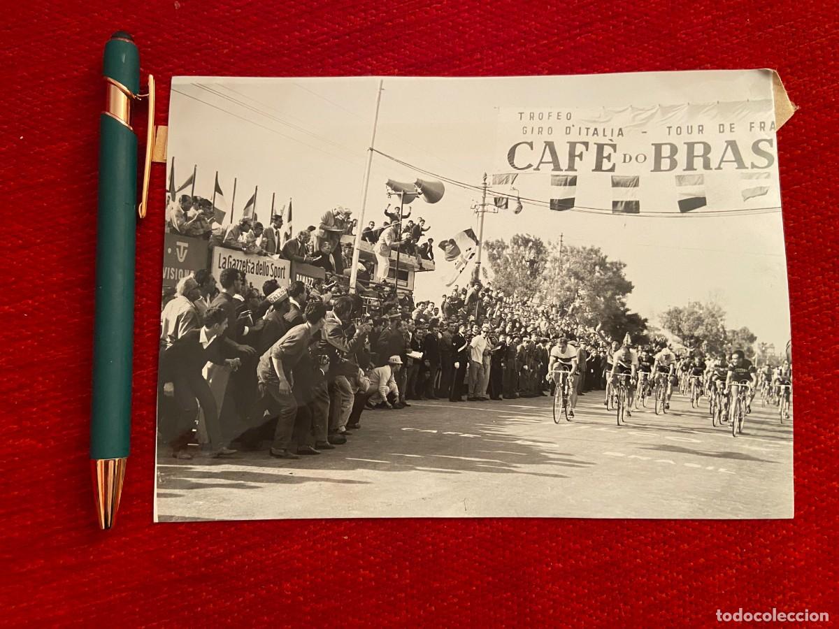 Coleccionismo deportivo: R21473 FOTO FOTOGRAFIA ORIGINAL CICLISMO GIRO ITALIA (7-6-1961) CAMPEON VAN LOOY