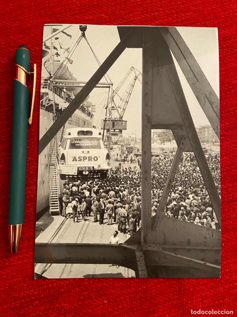 Coleccionismo deportivo: R21474 FOTO FOTOGRAFIA ORIGINAL CICLISMO GIRO ITALIA (6-6-1961) BARCO ASPRO AMBULANCIA COCHE