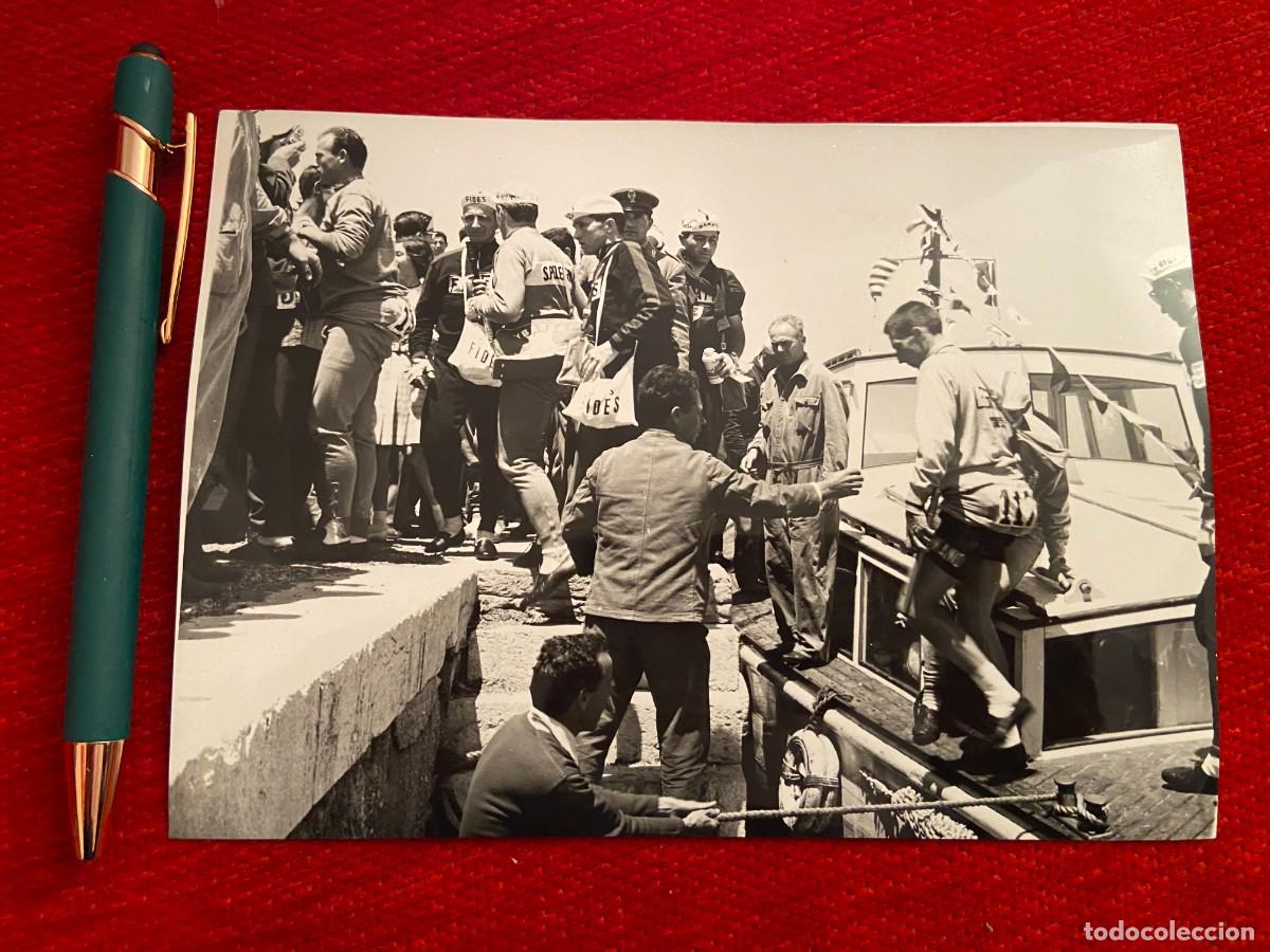 Coleccionismo deportivo: R21479 FOTO FOTOGRAFIA ORIGINAL CICLISMO GIRO ITALIA 1961 CICLISTAS BARCO