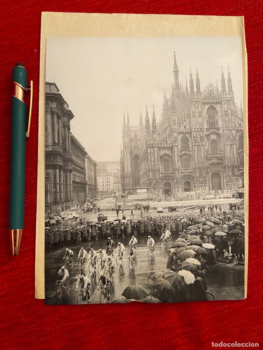 Coleccionismo deportivo: F25275 FOTO FOTOGRAFIA ORIGINAL CICLISMO GIRO ITALIA CATEDRAL DUOMO MILAN