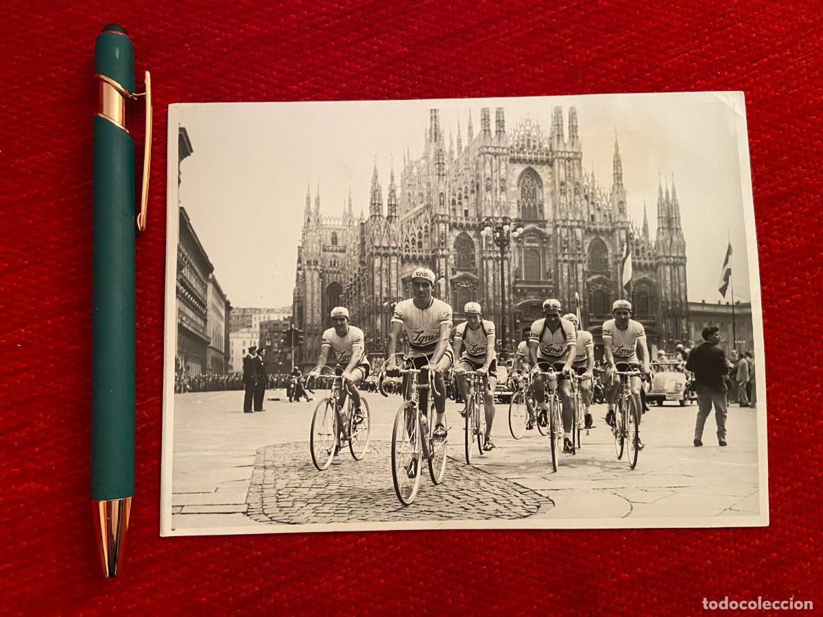 Coleccionismo deportivo: R21483 FOTO FOTOGRAFIA ORIGINAL CICLISMO GIRO ITALIA (17-5-1955) IGNIS CATEDRAL DUOMO MILAN