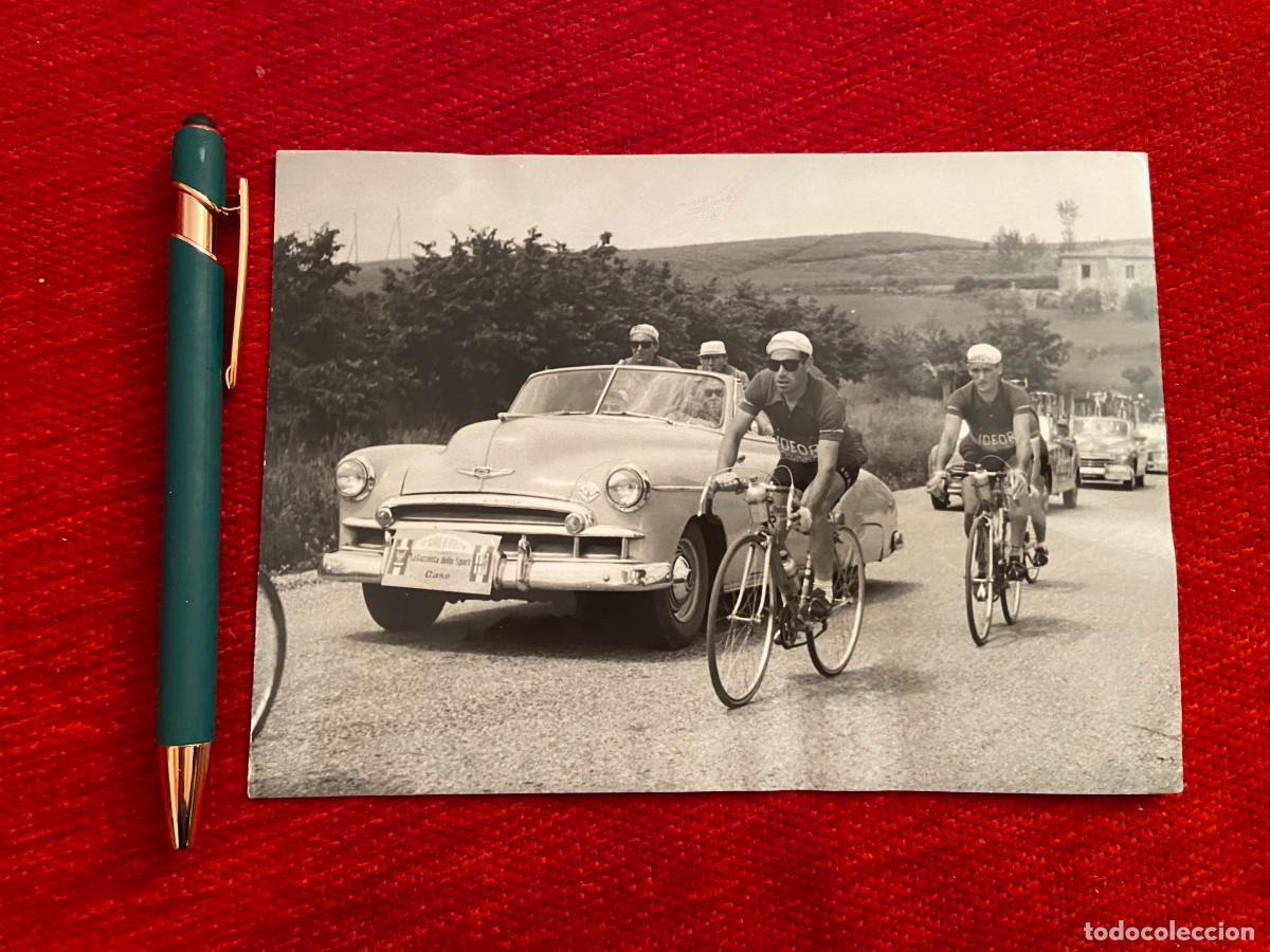 Coleccionismo deportivo: R21484 FOTO FOTOGRAFIA ORIGINAL CICLISMO GIRO ITALIA (3-6-1954) CHEVROLET BERNARDO RUIZ VIDAURRETA