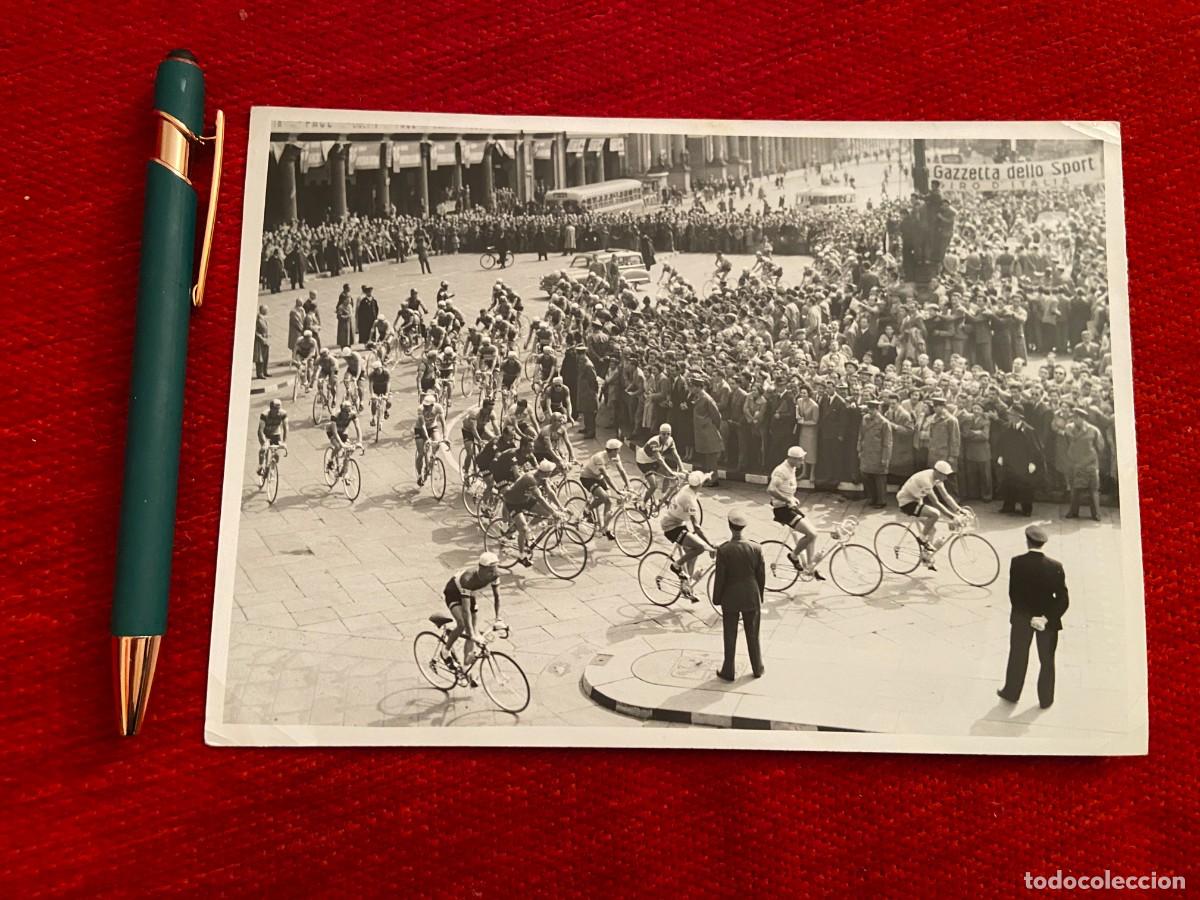 Coleccionismo deportivo: F25277 FOTO FOTOGRAFIA ORIGINAL CICLISMO GIRO ITALIA 1954 PLAZA DUOMO CATEDRAL DE MILAN