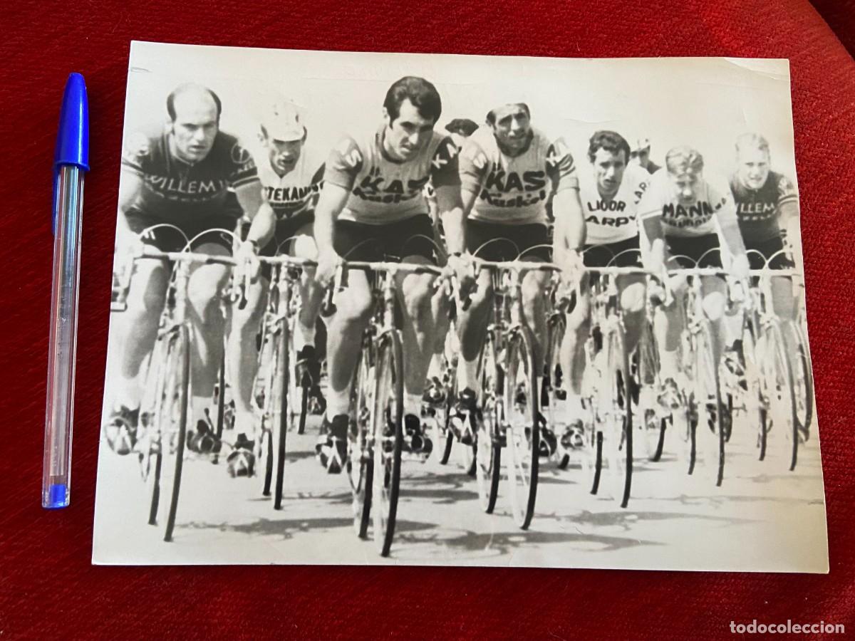 Coleccionismo deportivo: F25737 FOTO FOTOGRAFIA ORIGINAL CICLISMO VUELTA A ESPA&Ntilde;A (1-5-1970) RAMON SAEZ PELOTON