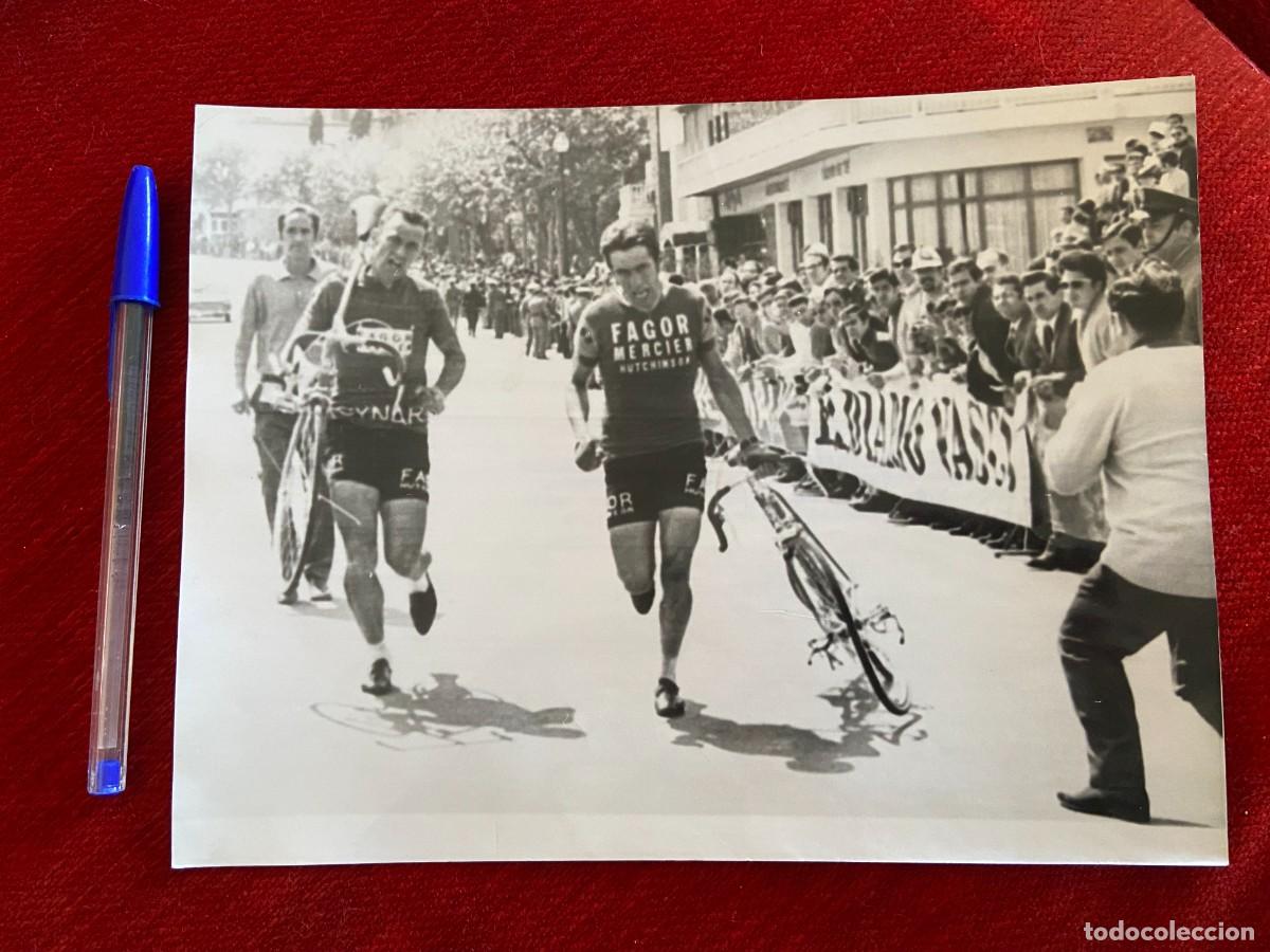 Coleccionismo deportivo: F25738 FOTO FOTOGRAFIA ORIGINAL CICLISMO VUELTA A ESPA&Ntilde;A (1-5-1970) EDDY PEELMAN BRYEND