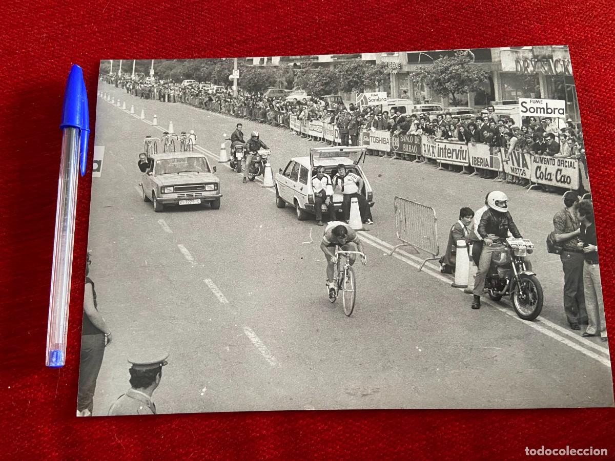 Coleccionismo deportivo: F26195 FOTO FOTOGRAFIA ORIGINAL CICLISMO VUELTA A ESPA&Ntilde;A (24-4-1979) PUBLICO SEAT COCHE