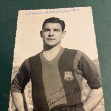 Coleccionismo deportivo: FOTOGRAFÍA DE JOSEP SEGUER FÚTBOL CLUB BARCELONA 1954. AUTOGRAFO. ARTIFUTBOL. Lote 401128714