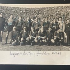 Coleccionismo deportivo: FOTOGRAFÍA DEL CLUB DE FÚTBOL BARCELONA CAMPEONES LIGA COPA LATINA 1949. FIRMADA JUGADO ARTIFUTBOL.. Lote 401246704