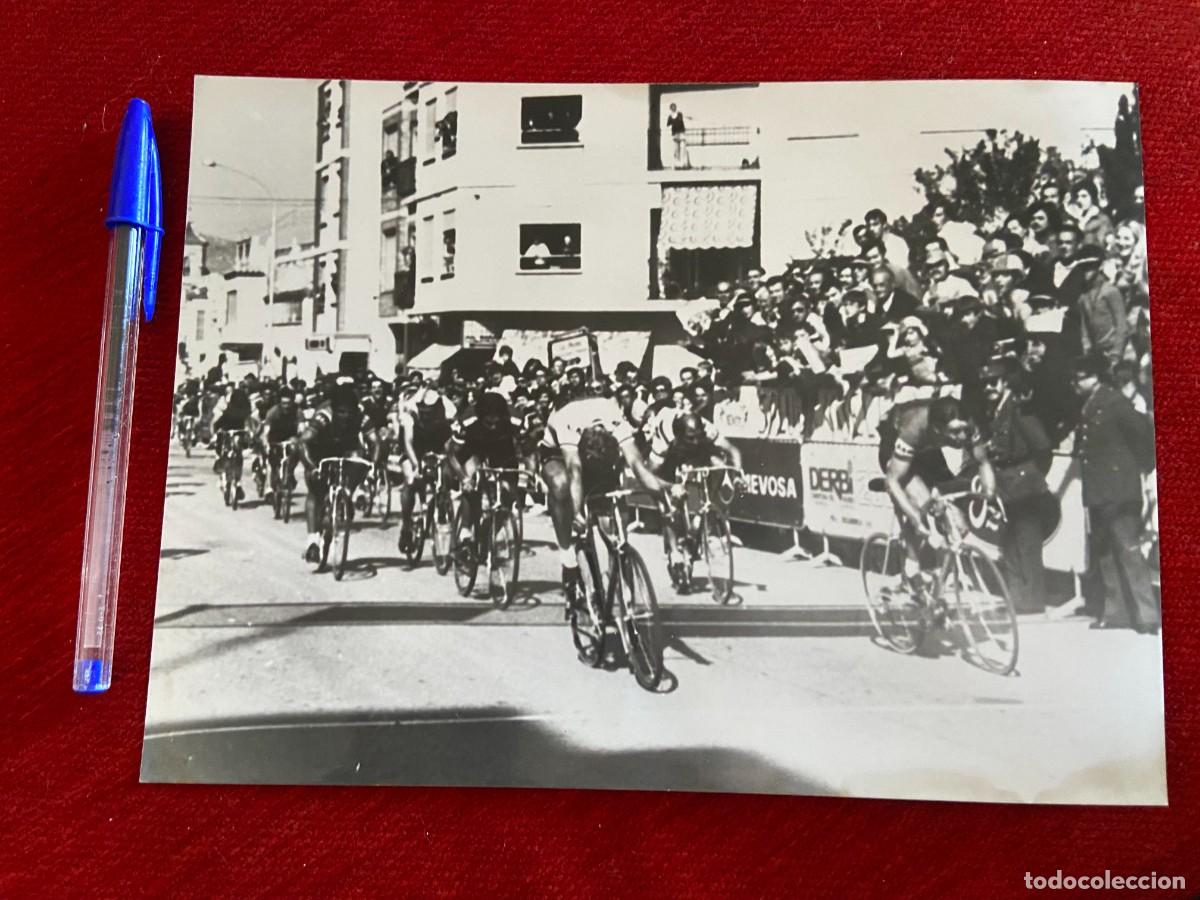 Coleccionismo deportivo: F26250 FOTO FOTOGRAFIA ORIGINAL CICLISMO VUELTA A ESPA&Ntilde;A (3-5-1978) SPRINT VAN KATWIJK