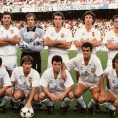 Coleccionismo deportivo: VALENCIA C.F. ALINEACIÓN PARTIDO DE LIGA 1989-1990 EN MESTALLA CONTRA EL SEVILLA. FOTO. Lote 403176754