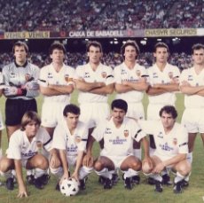 Coleccionismo deportivo: VALENCIA C.F. ALINEACIÓN PARTIDO DE LIGA 1988-1989 EN EL CAMP NOU CONTRA EL BARCELONA. FOTO. Lote 403179834
