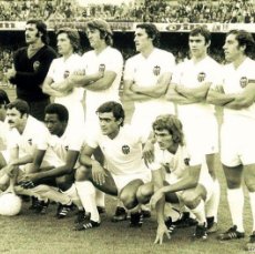 Coleccionismo deportivo: VALENCIA C.F. ALINEACIÓN PARTIDO DE LIGA 1974-1975 EN EL CAMP NOU CONTRA EL BARCELONA. FOTO. Lote 403183969