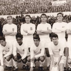 Coleccionismo deportivo: VALENCIA C.F. ALINEACIÓN PARTIDO DE LIGA 1966-1967 EN MESTALLA CONTRA EL ZARAGOZA. FOTO. Lote 403184274