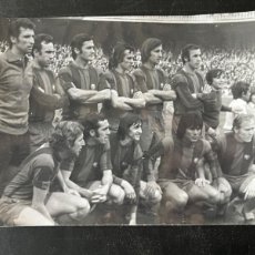 Coleccionismo deportivo: FOTOGRAFIA DE LA PLANTILLA DEL FC. BARCELONA 1973-74. SADURNI,CRUYFF, SOTIL ETC ETC . ARTIFUTBOL. Lote 403343964