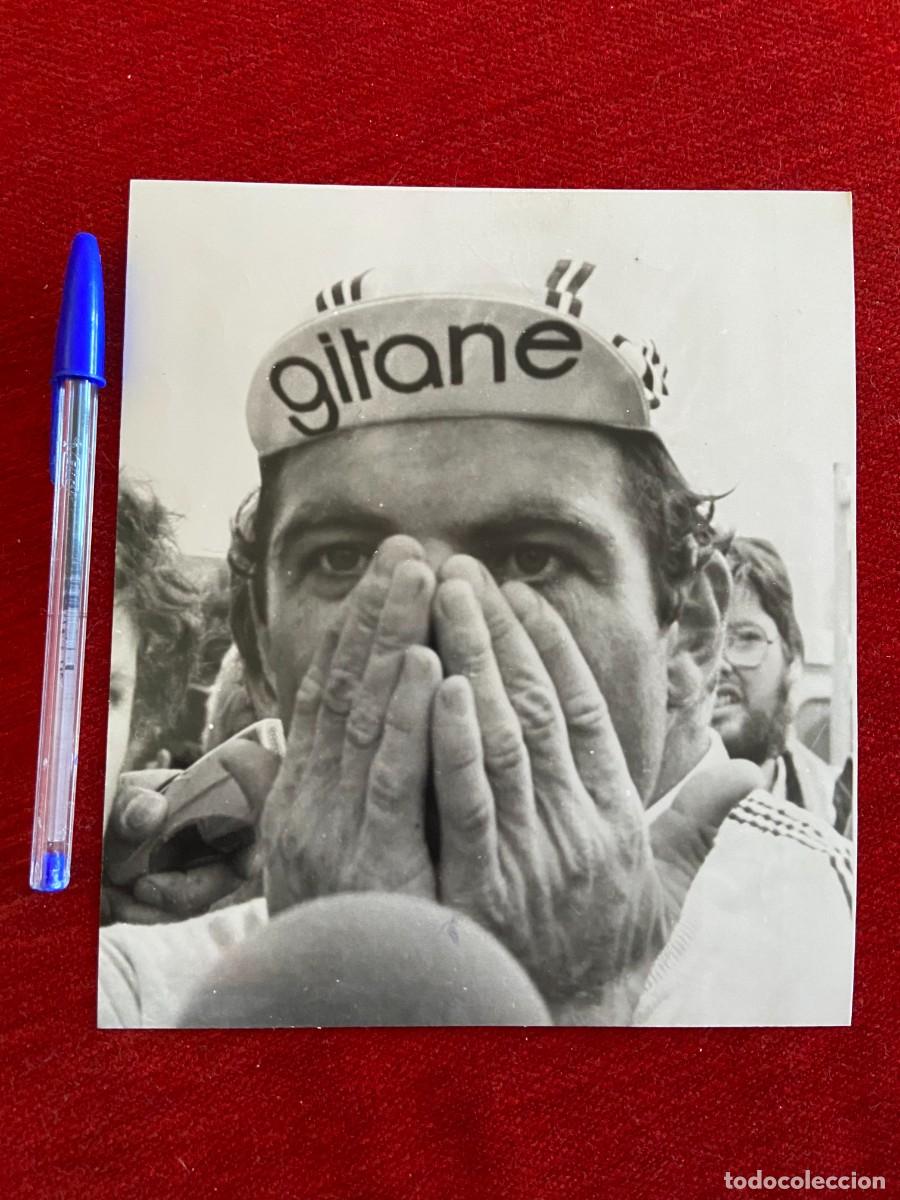 Coleccionismo deportivo: F26511 FOTO FOTOGRAFIA ORIGINAL CICLISMO BERNARD HINAULT (10-7-1980) TOUR DE FRANCIA ABANDONO