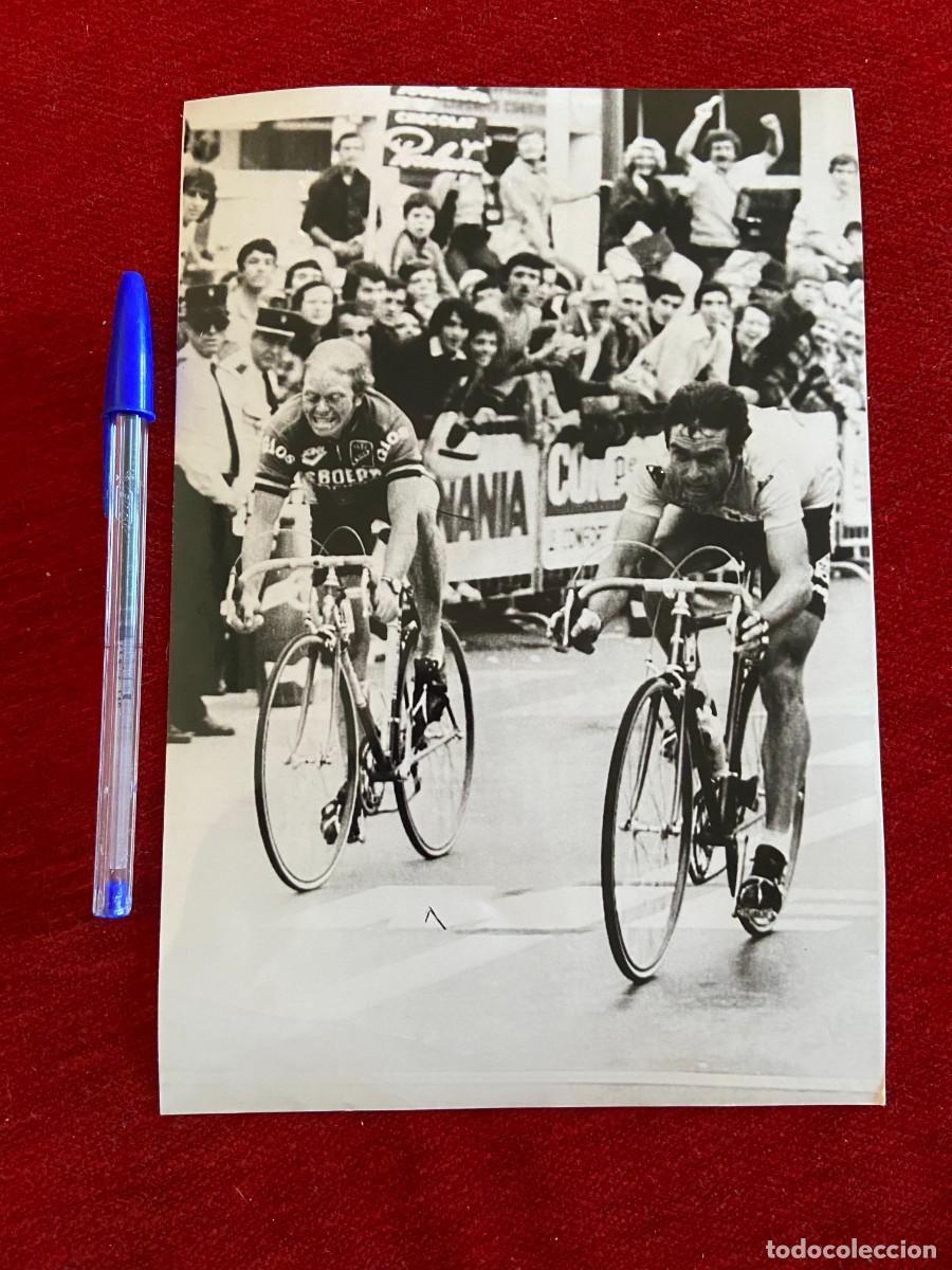Coleccionismo deportivo: F26516 FOTO FOTOGRAFIA ORIGINAL CICLISMO BERNARD HINAULT (30-6-1979) RUDY PEVENAGE
