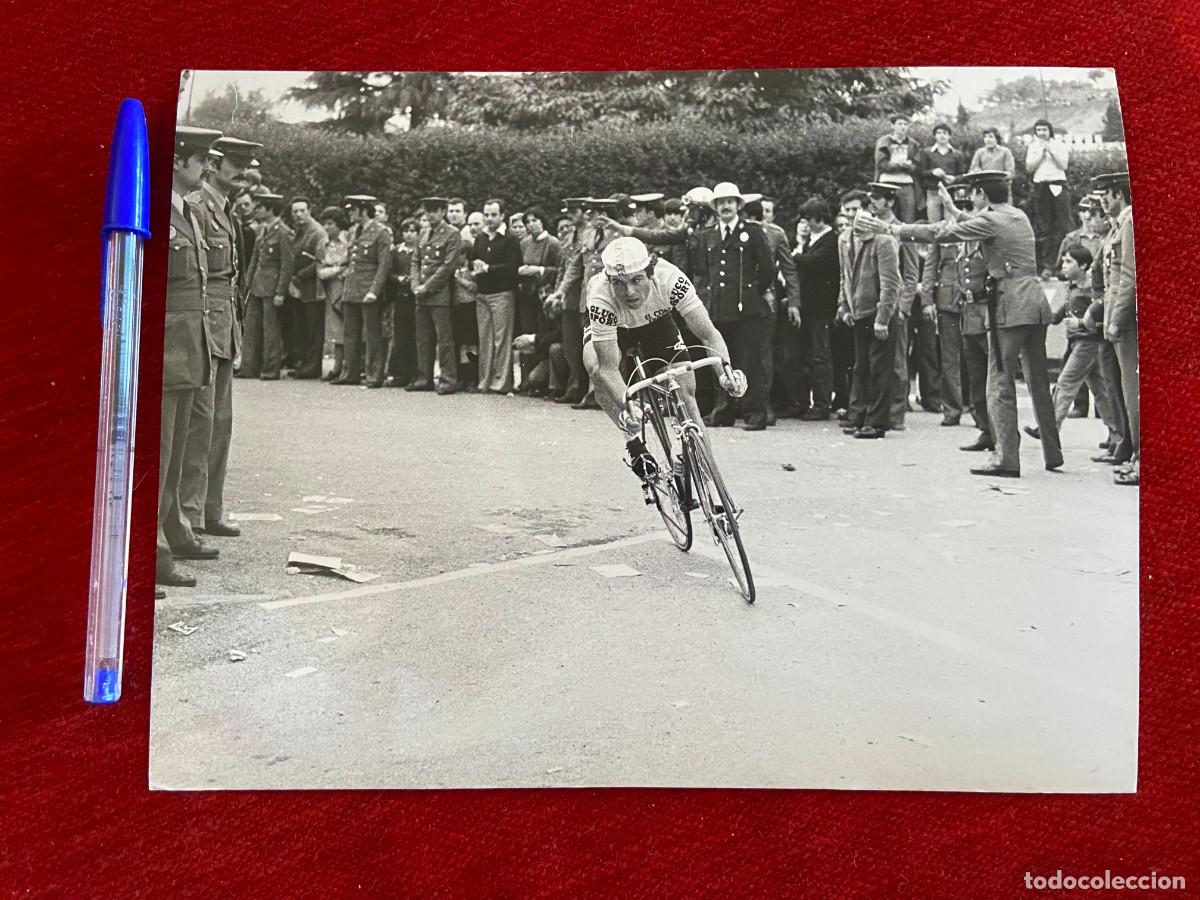 Coleccionismo deportivo: F26521 FOTO FOTOGRAFIA ORIGINAL CICLISMO BERNARD HINAULT POLICIA NACIONAL (14-5-1978)VUELTA A ESPA&Ntilde;A