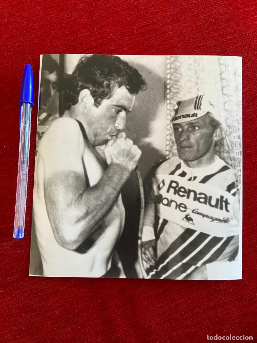 Coleccionismo deportivo: F26524 FOTO FOTOGRAFIA ORIGINAL CICLISMO BERNARD HINAULT JEAN CHASSANG (27-6-1979) CONTROL MEDICO