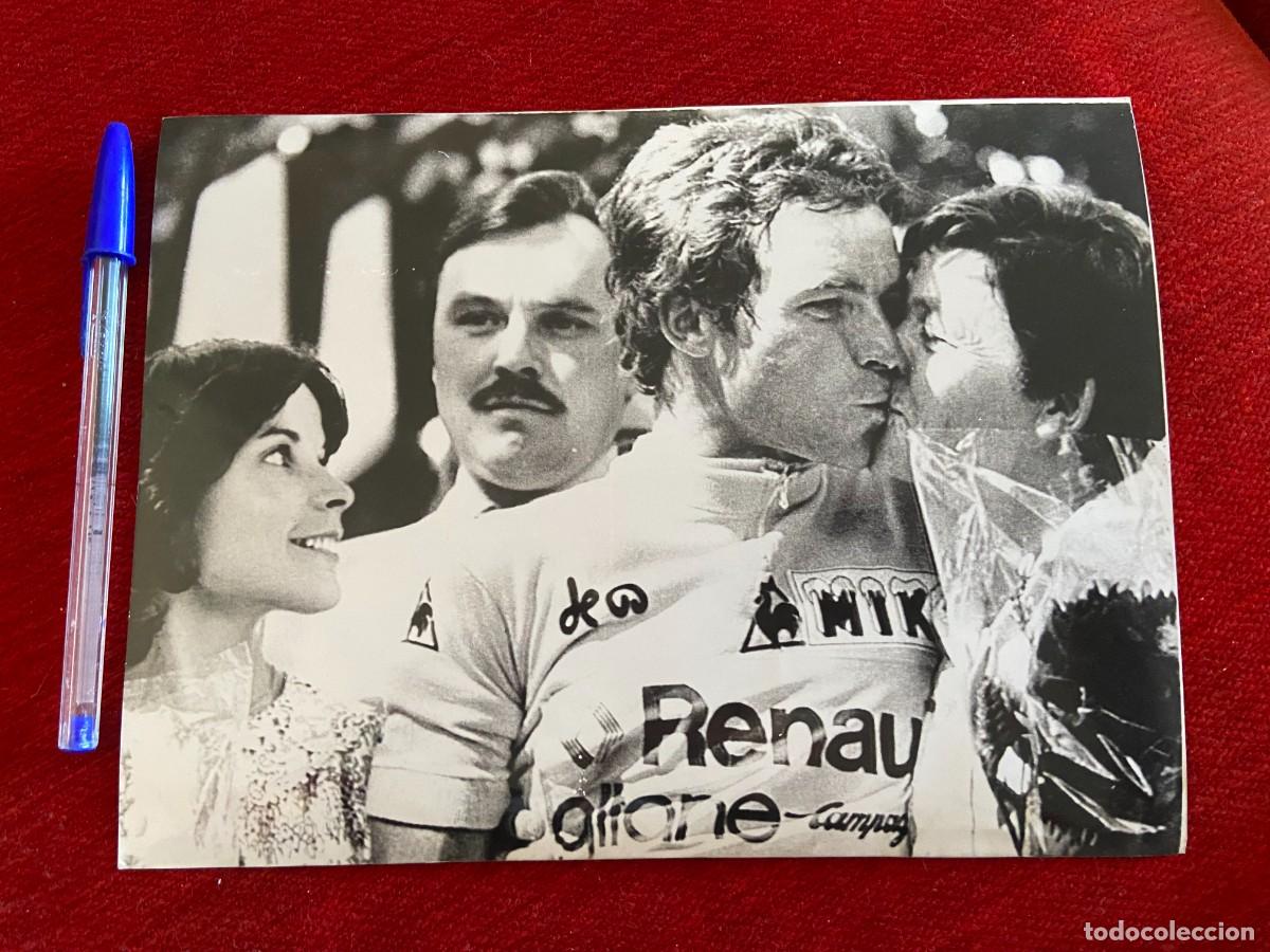 Coleccionismo deportivo: F26542 FOTO FOTOGRAFIA ORIGINAL CICLISMO BERNARD HINAULT Y SU MADRE (23-7-1978) TOUR DE FRANCIA