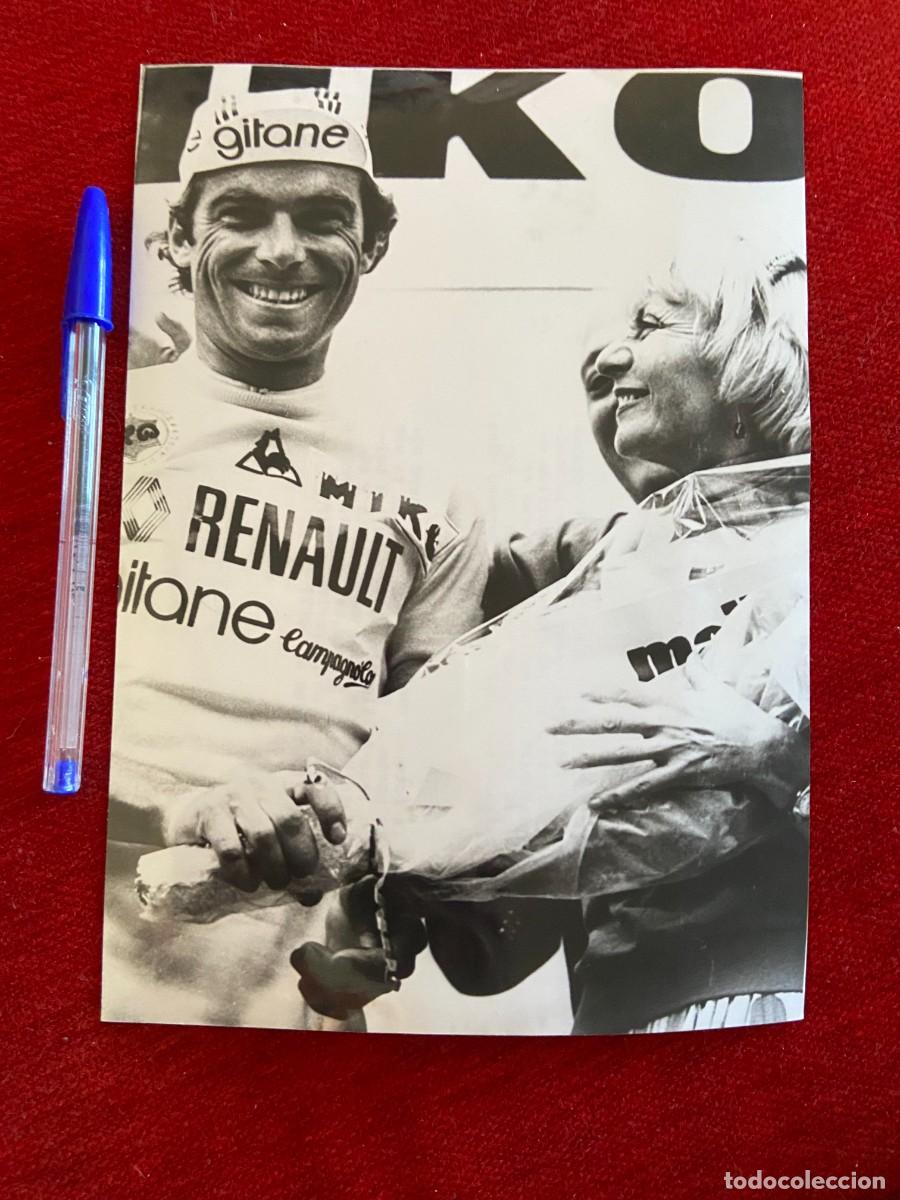 Coleccionismo deportivo: F26543 FOTO FOTOGRAFIA ORIGINAL CICLISMO BERNARD HINAULT Y ANNIE CORDY TOUR DE FRANCIA