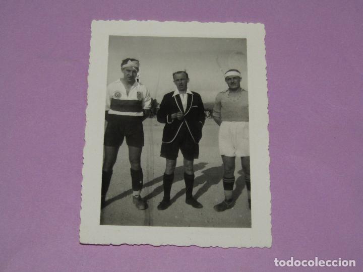 Coleccionismo deportivo: Antigua Fotograf&iacute;a de Futbol Arbitro y Jugadores uno con Escudo del IBI A&ntilde;os 1940-50s.