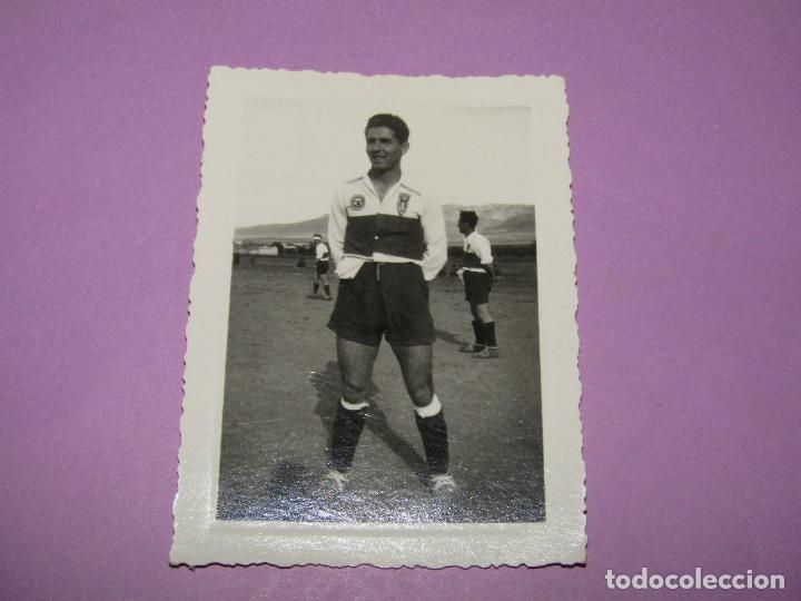 Coleccionismo deportivo: Antigua Fotograf&iacute;a de Jugador de Futbol con Escudo del IBI A&ntilde;os 1940-50s.