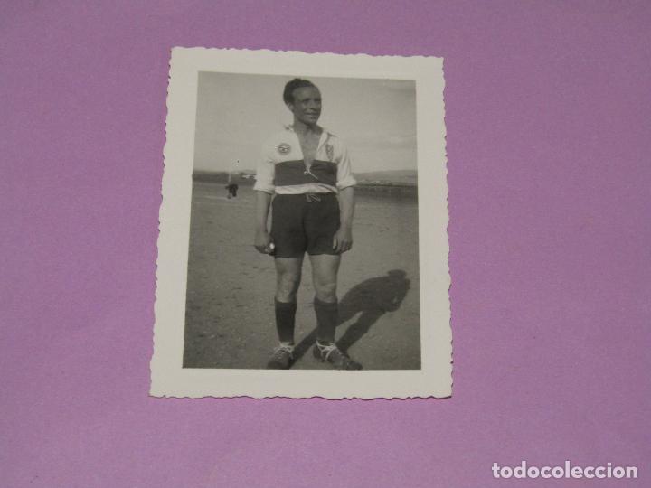 Coleccionismo deportivo: Antigua Fotograf&iacute;a de Jugador de Futbol con Escudo del IBI A&ntilde;os 1940-50s.