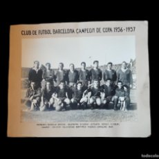 Coleccionismo deportivo: (F-230410)GIGANTESCA FOTOGRAFIA C.F.BARCELONA CAMPEON DE COPA 1956-57 - KUBALA,RAMALLETS,BASORA,ETC.