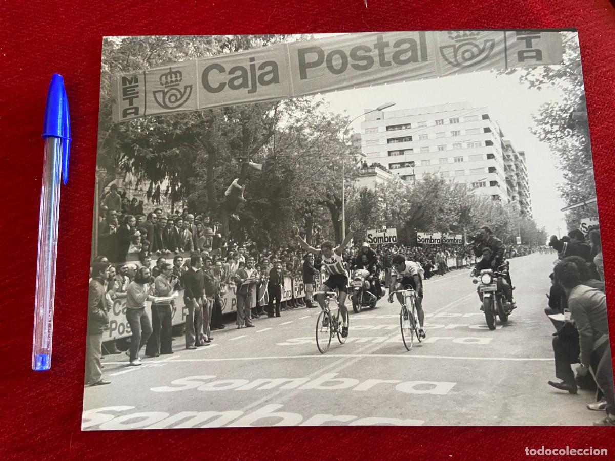 Coleccionismo deportivo: F27018 FOTO FOTOGRAFIA ORIGINAL CICLISMO VUELTA A ESPA&Ntilde;A (26-4-1981) CELESTINO PRIETO PEDRO MU&Ntilde;OZ