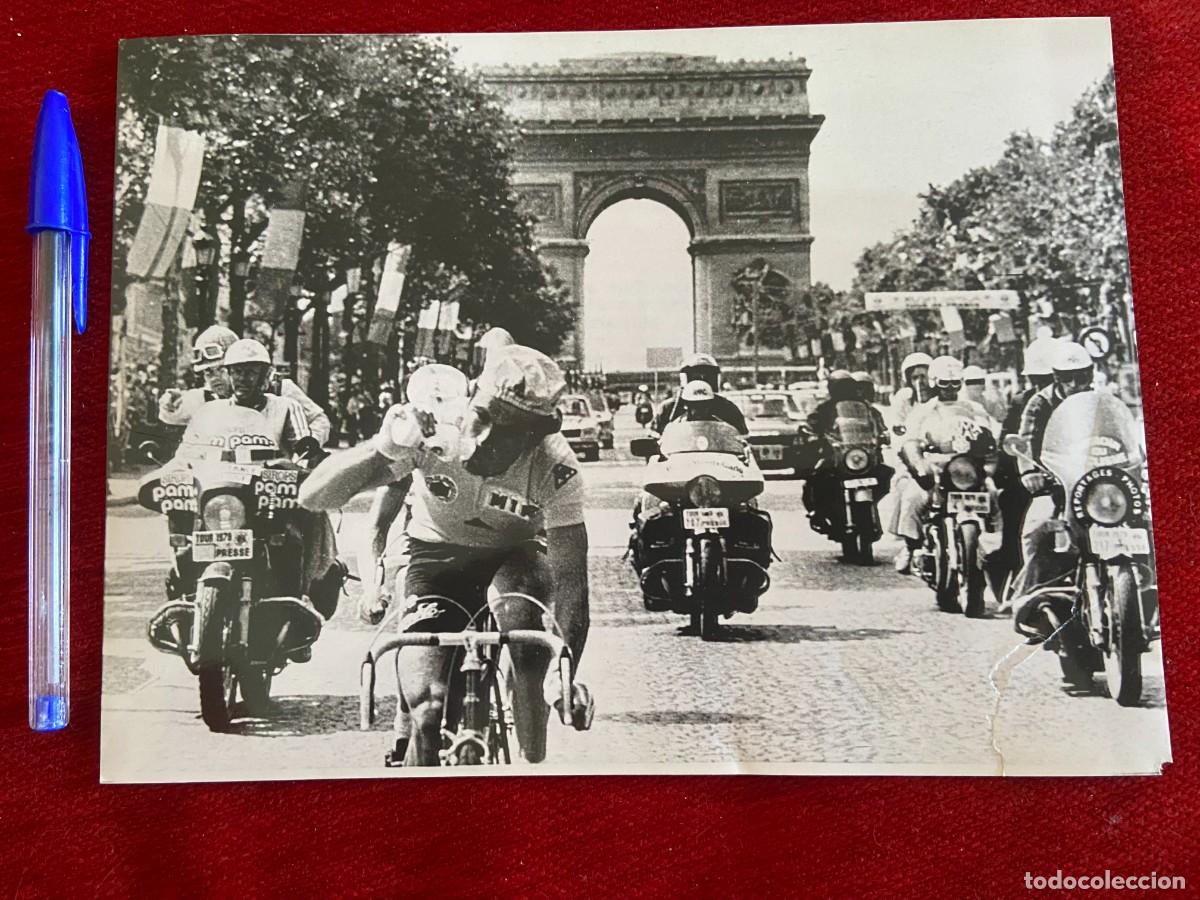 Coleccionismo deportivo: F27043 FOTO FOTOGRAFIA ORIGINAL CICLISMO TOUR FRANCIA (22-7-1979) ARCO DEL TRIUNFO BERNARD HINAULT