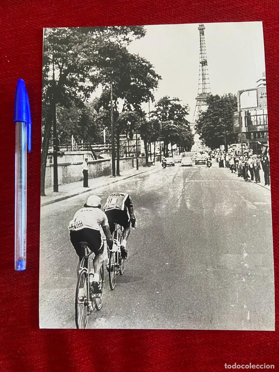 Coleccionismo deportivo: F27045 FOTO FOTOGRAFIA ORIGINAL CICLISMO TOUR FRANCIA (22-7-1979) HINAULT ZOETEMELK TORRE EIFFEL