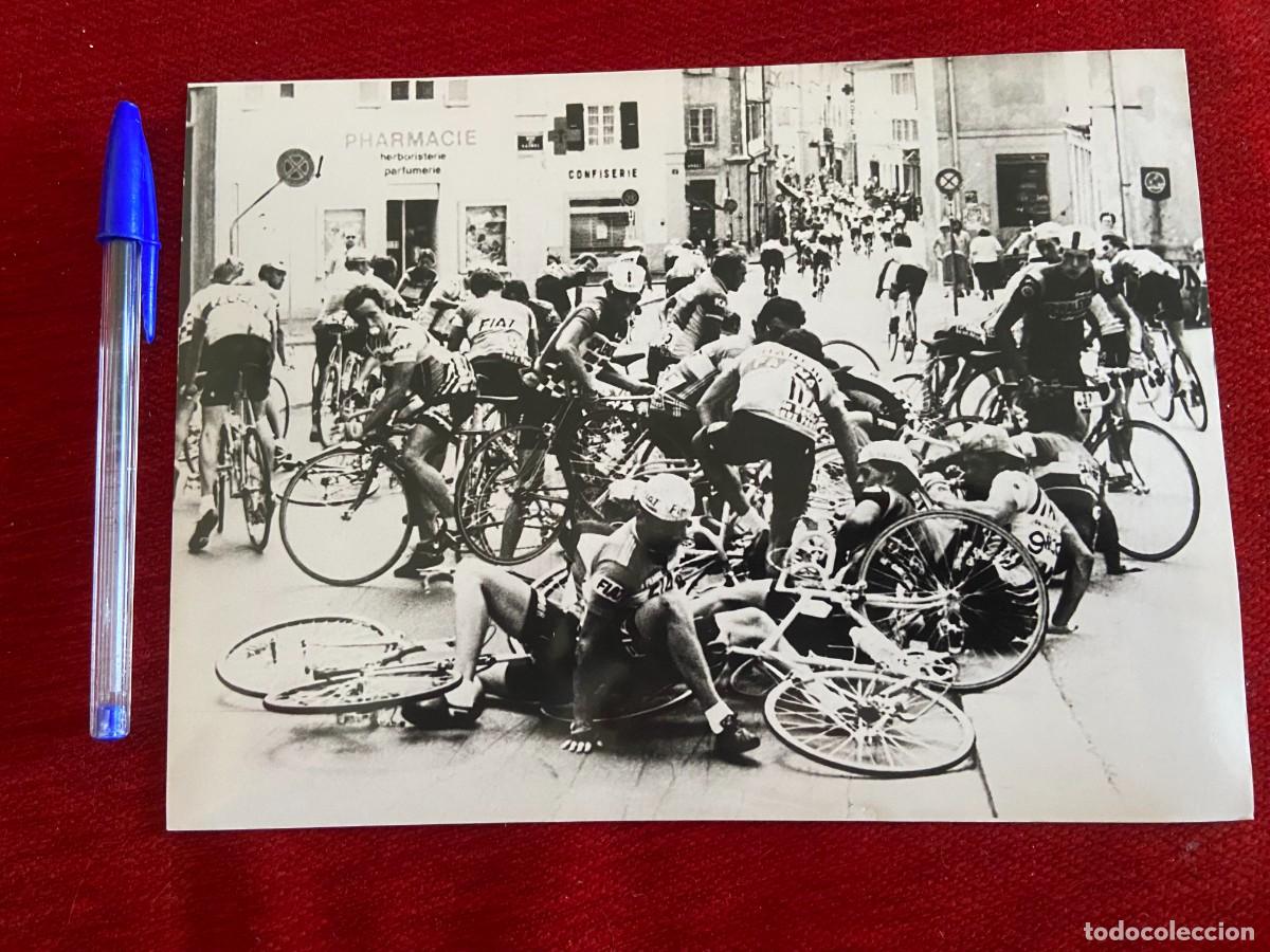 Coleccionismo deportivo: F27047 FOTO FOTOGRAFIA ORIGINAL CICLISMO TOUR FRANCIA (11-7-1979) CAIDA PELOTON